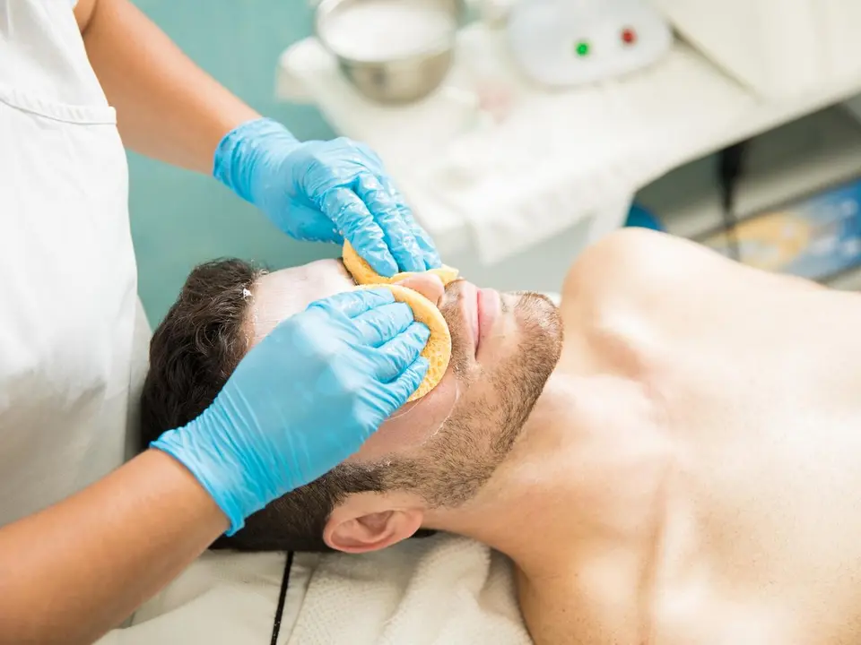 Higiene facial masculina en el centro