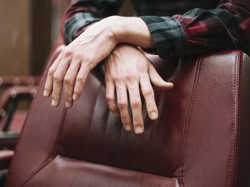 Manos de hombre después de una manicura con acabado natural